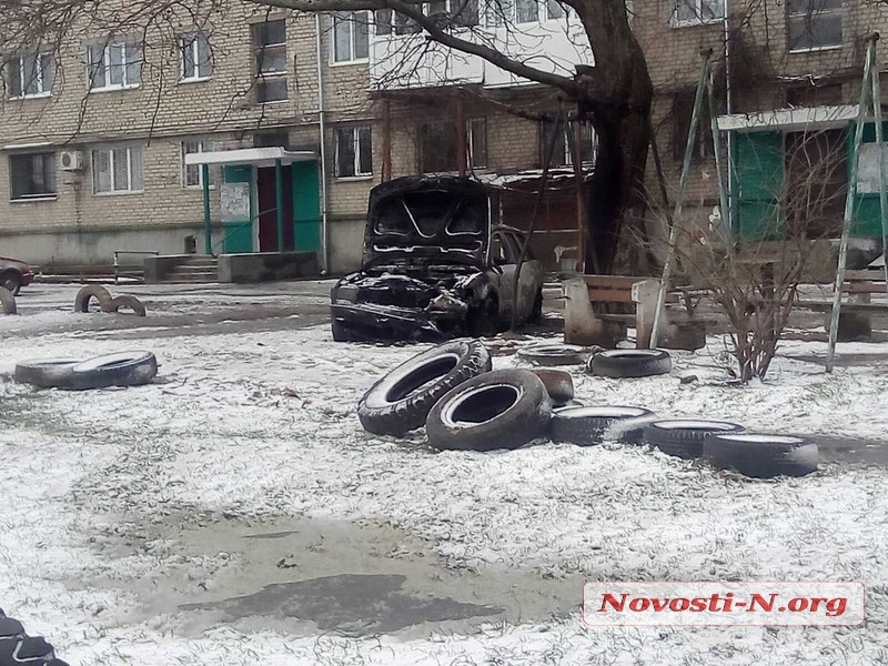 Ночью в Николаеве полностью сгорел «Фольксваген». ВИДЕО