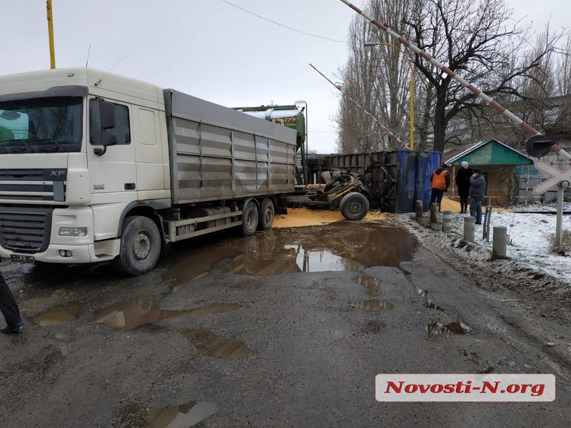 В Николаеве поезд протаранил грузовик-зерновоз