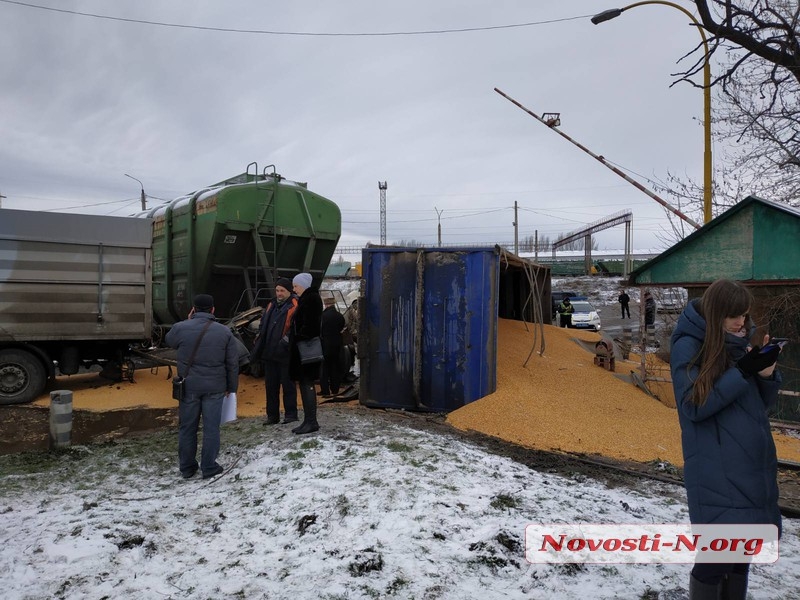 В Николаеве поезд протаранил грузовик-зерновоз