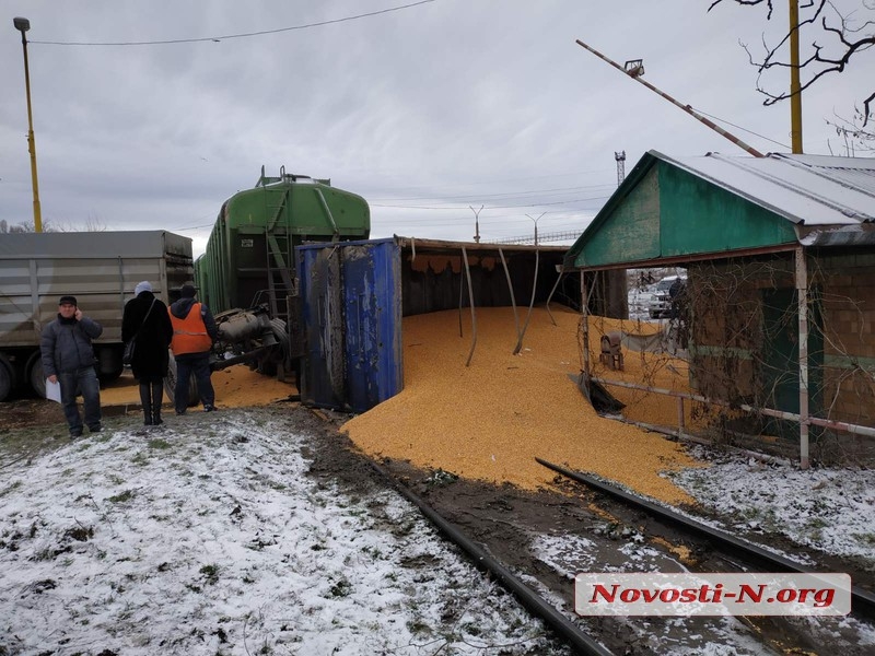 В Николаеве поезд протаранил грузовик-зерновоз