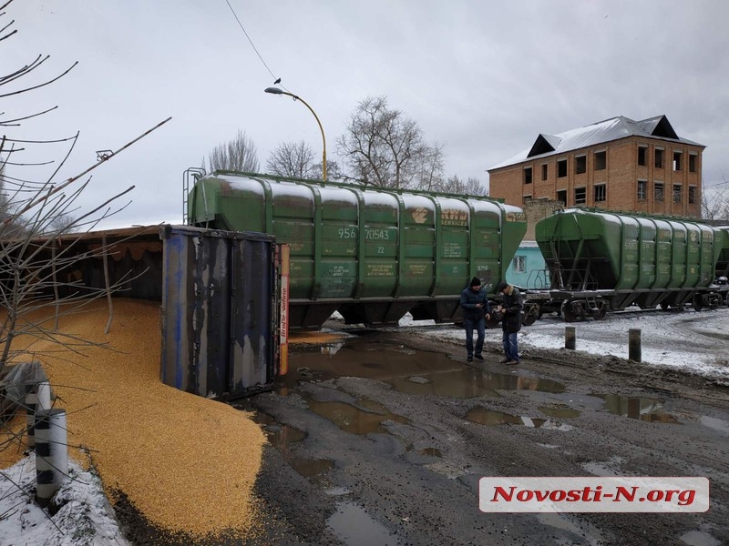 В Николаеве поезд протаранил грузовик-зерновоз