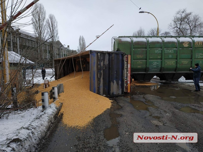 В Николаеве поезд протаранил грузовик-зерновоз