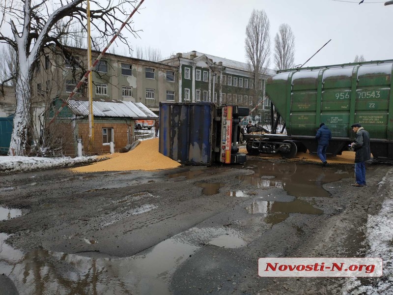 В Николаеве поезд протаранил грузовик-зерновоз