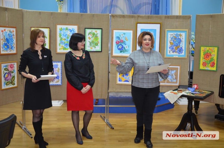 Николаевская мастерица открыла выставку петриковской росписи