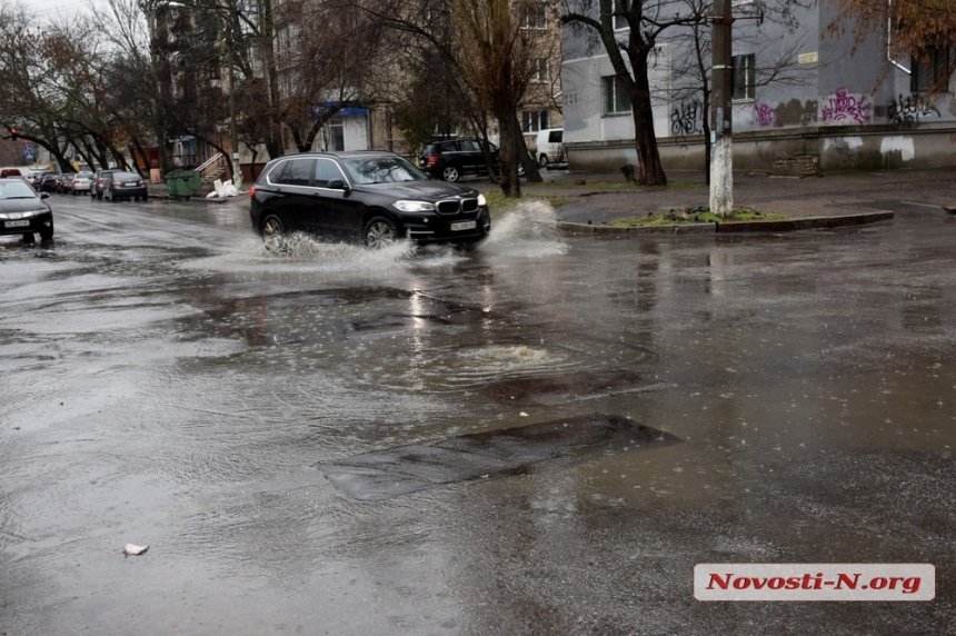 Непогода в Николаеве: падающие деревья и скользкая площадь. ФОТОРЕПОРТАЖ