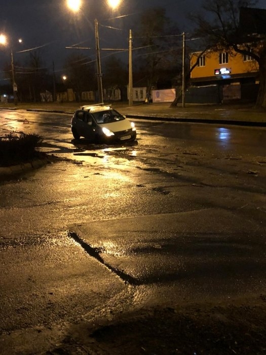 Непогода в Николаеве: падающие деревья и скользкая площадь. ФОТОРЕПОРТАЖ