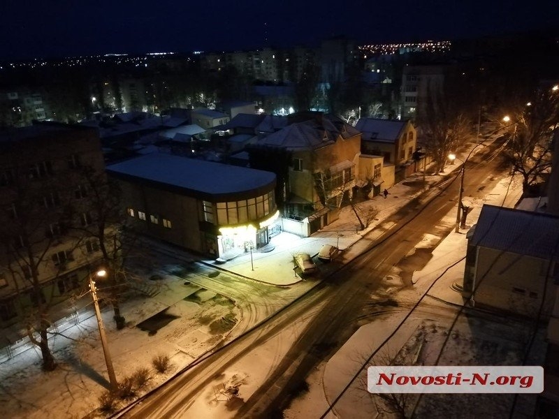 Непогода в Николаеве: падающие деревья и скользкая площадь. ФОТОРЕПОРТАЖ