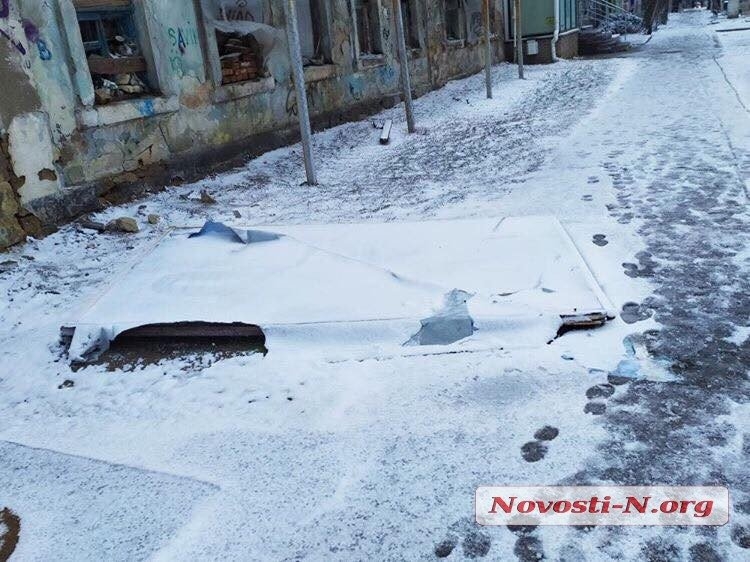 Непогода в Николаеве: падающие деревья и скользкая площадь. ФОТОРЕПОРТАЖ