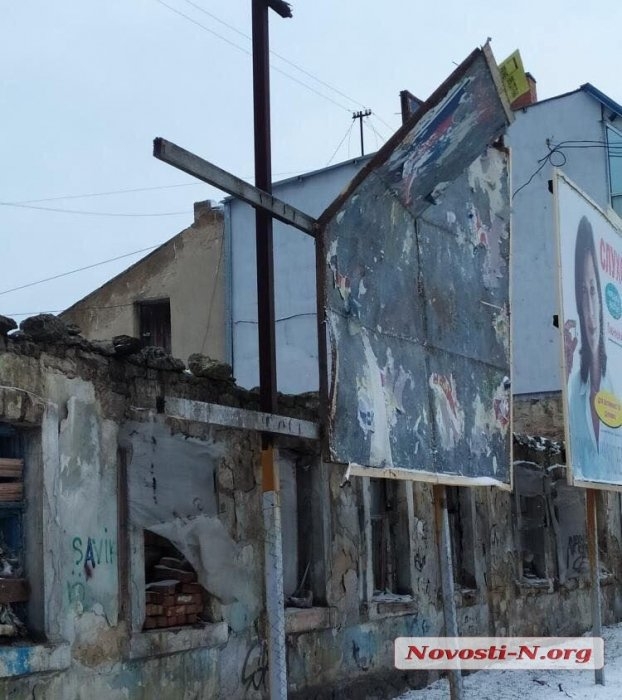 Непогода в Николаеве: падающие деревья и скользкая площадь. ФОТОРЕПОРТАЖ