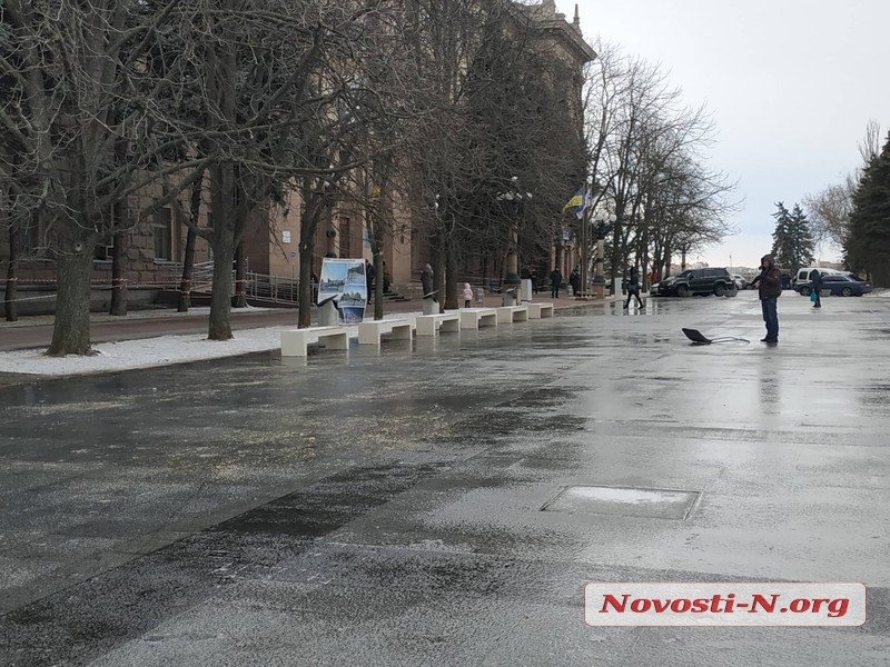 Непогода в Николаеве: падающие деревья и скользкая площадь. ФОТОРЕПОРТАЖ