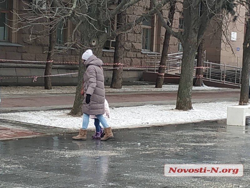 Непогода в Николаеве: падающие деревья и скользкая площадь. ФОТОРЕПОРТАЖ