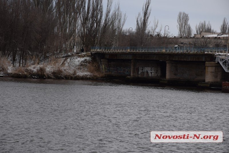 Непогода в Николаеве: падающие деревья и скользкая площадь. ФОТОРЕПОРТАЖ