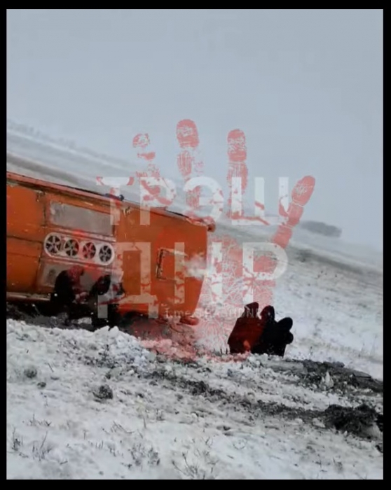 В «ДНР» перевернулся автобус с 29 пассажирами: двое погибли. Видео