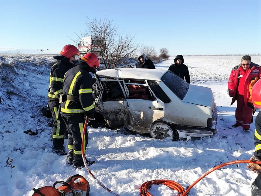 На очаковской дороге столкнулись «ВАЗ» и «Фольксваген»: пострадал водитель
