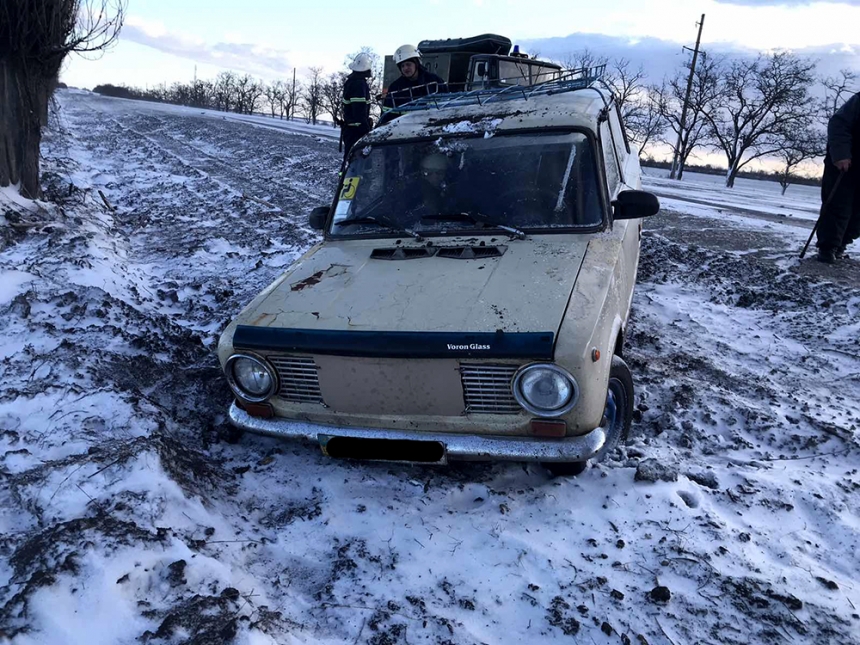 На Николаевщине спасатели достали «ВАЗ» из кювета