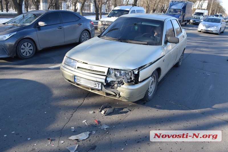 В Николаеве столкнулись три автомобиля