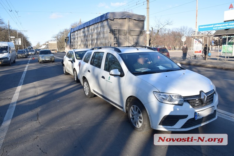 В Николаеве столкнулись три автомобиля