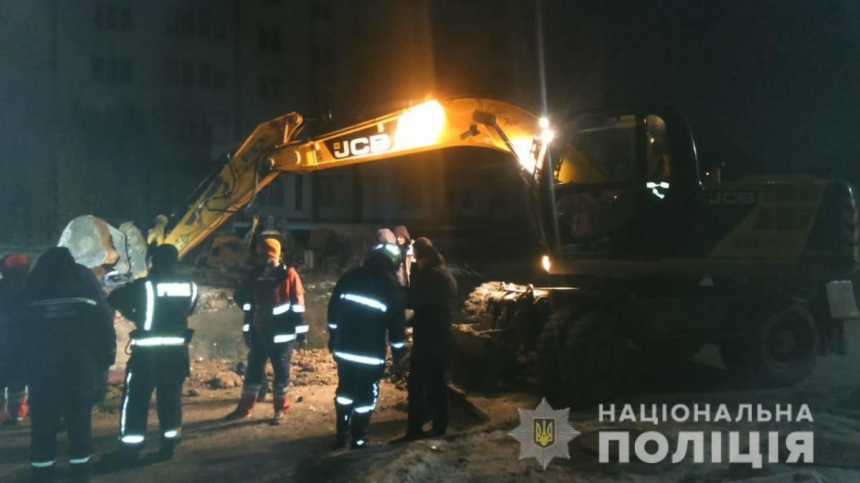 В Тернополе строителей, монтировавших водную сеть, завалило землей