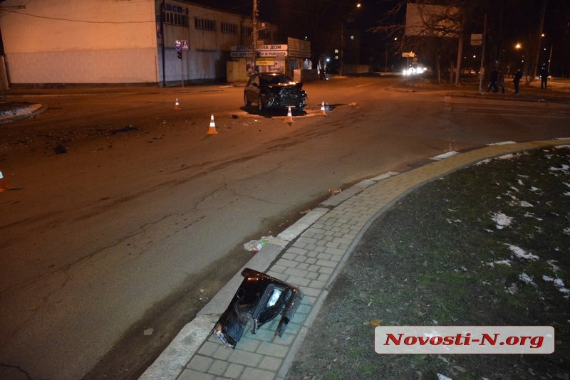 В Николаеве столкнулись два «Фольксвагена»: микроавтобус перевернулся на крышу
