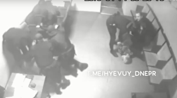 Полицейские избили инвалида и его мать в Днепре. ВИДЕО