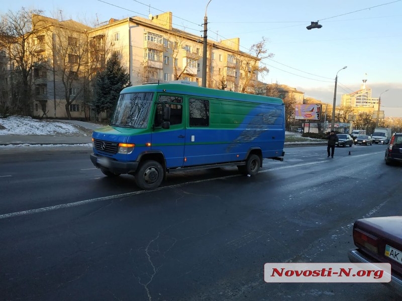 В центре Николаева микроавтобус сбил военнослужащего на переходе