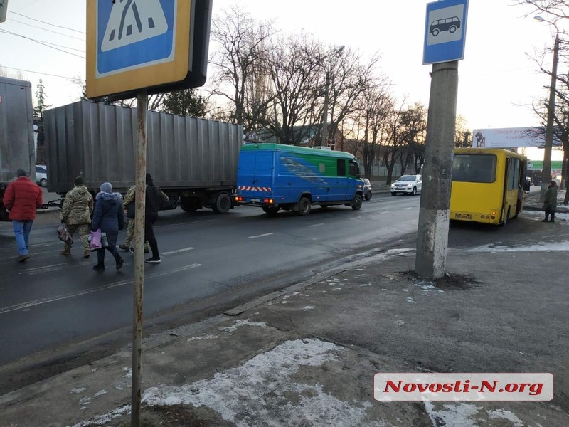 В центре Николаева микроавтобус сбил военнослужащего на переходе