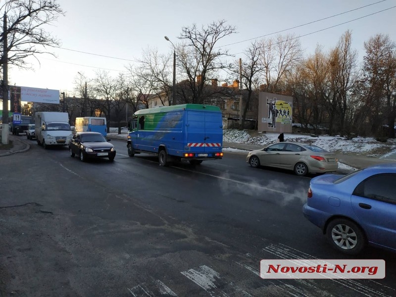 В центре Николаева микроавтобус сбил военнослужащего на переходе