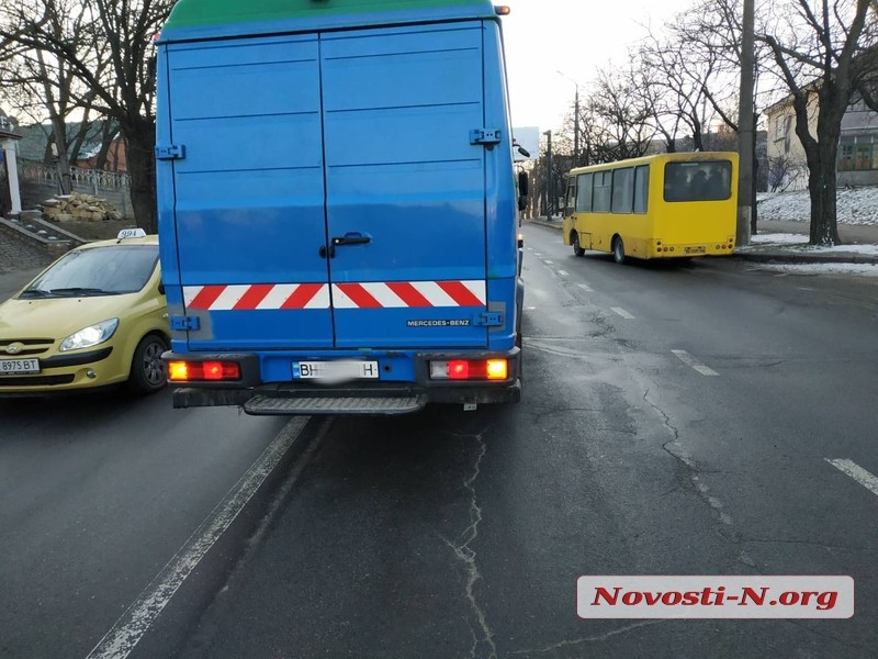 В центре Николаева микроавтобус сбил военнослужащего на переходе