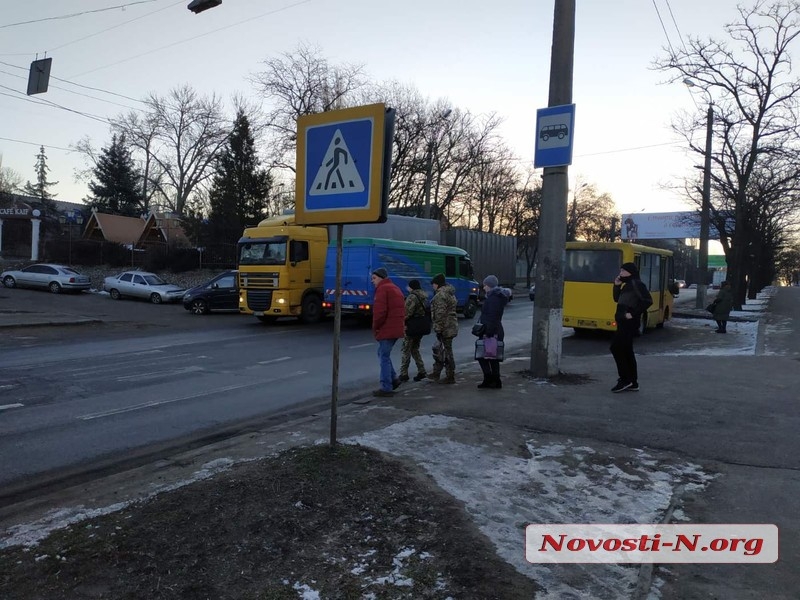 В центре Николаева микроавтобус сбил военнослужащего на переходе