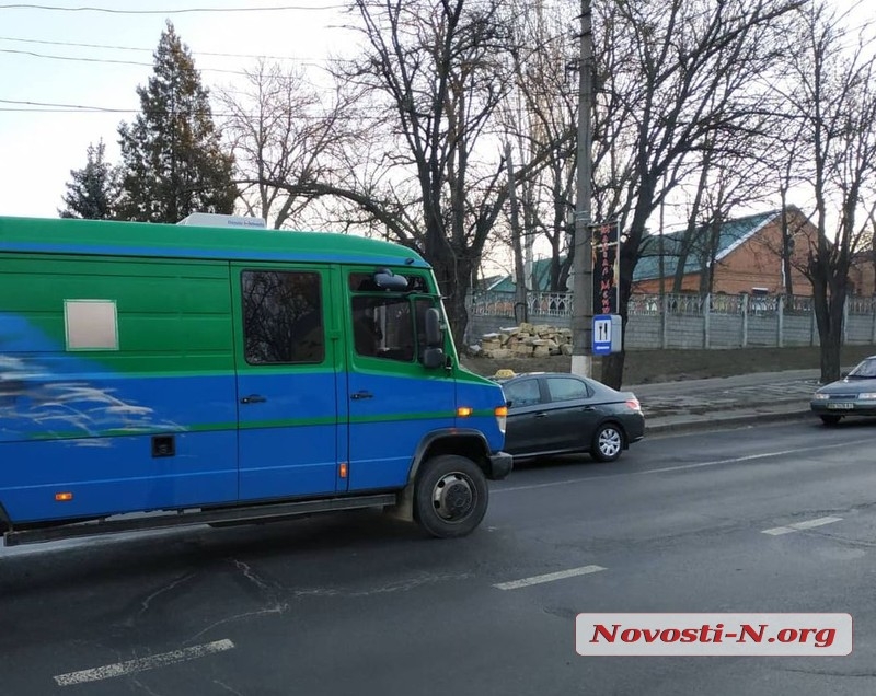 В центре Николаева микроавтобус сбил военнослужащего на переходе