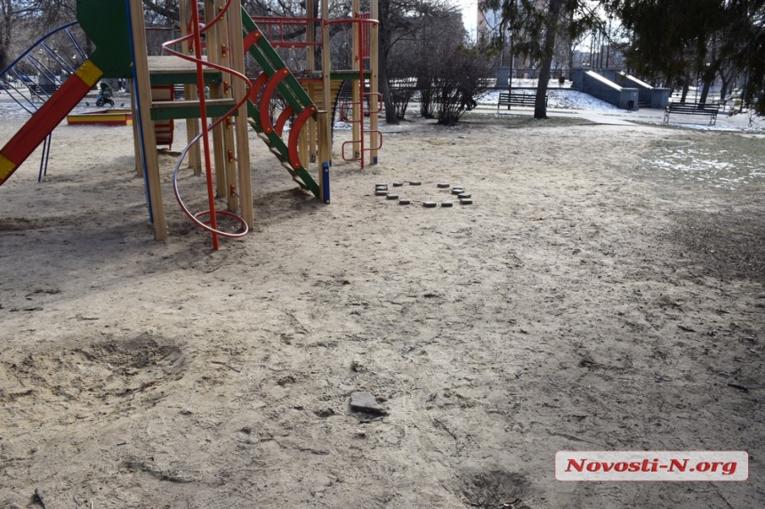 В сквере «Сердце города» разбирают дорожки: тротуарной плиткой в песочнице играют дети