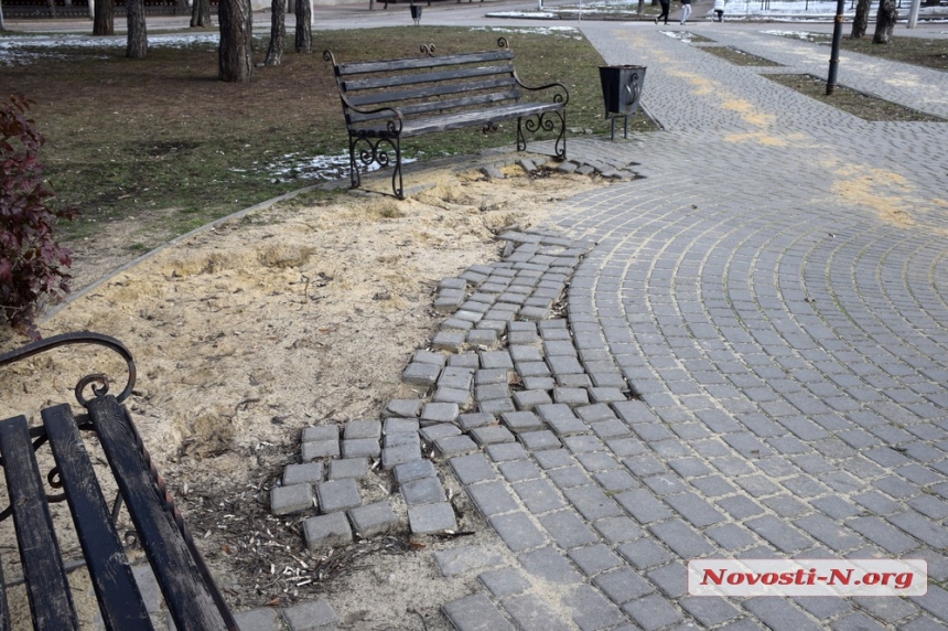 В сквере «Сердце города» разбирают дорожки: тротуарной плиткой в песочнице играют дети