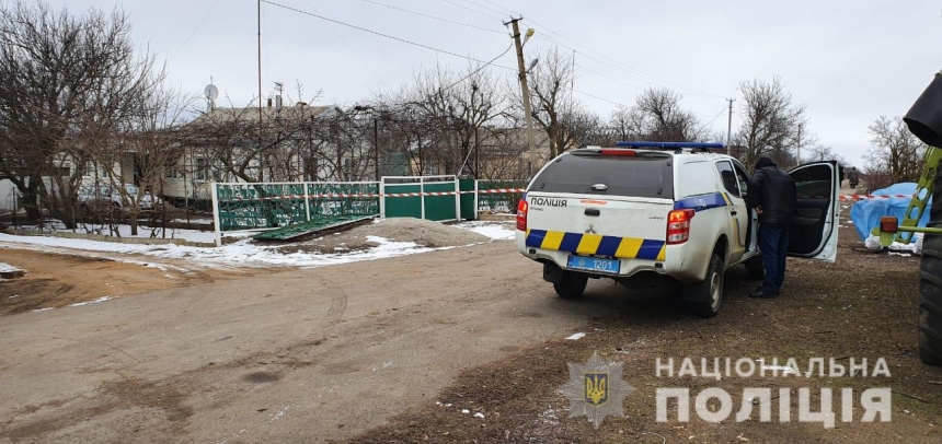 На Николаевщине на ворота жилого дома повесили растяжку с боевой гранатой