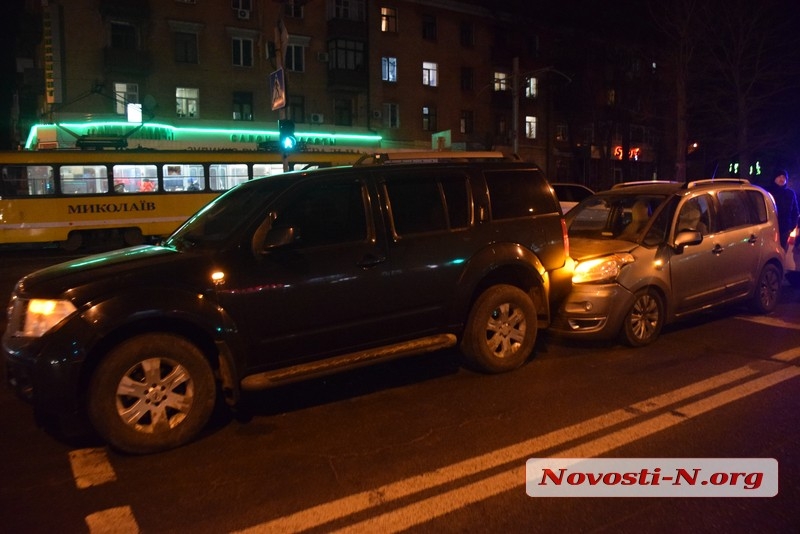 В Николаеве столкнулись внедорожник и компактвэн