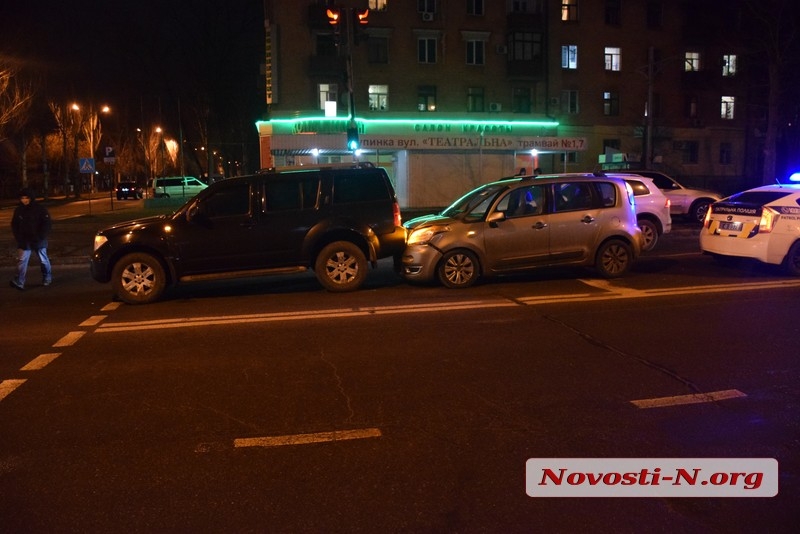 В Николаеве столкнулись внедорожник и компактвэн