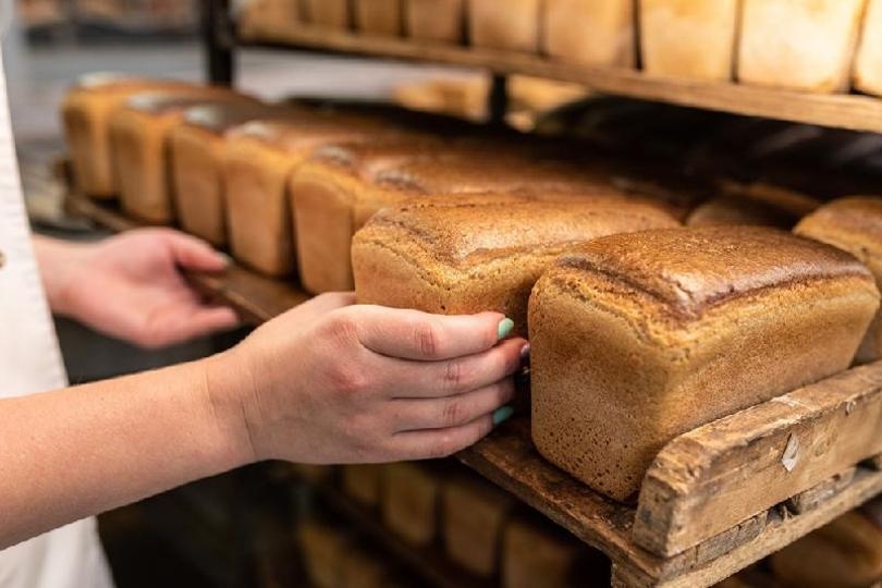Жители Запорожской области каждое утро дерутся в супермаркете из-за дешевого хлеба. ВИДЕО 