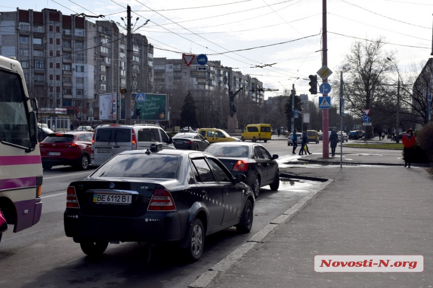 В центре Николаева на аварийном перекрестке не работают светофоры. ВИДЕО