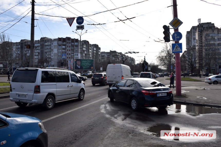 В центре Николаева на аварийном перекрестке не работают светофоры. ВИДЕО