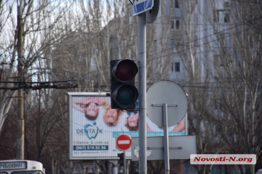 В центре Николаева на аварийном перекрестке не работают светофоры. ВИДЕО