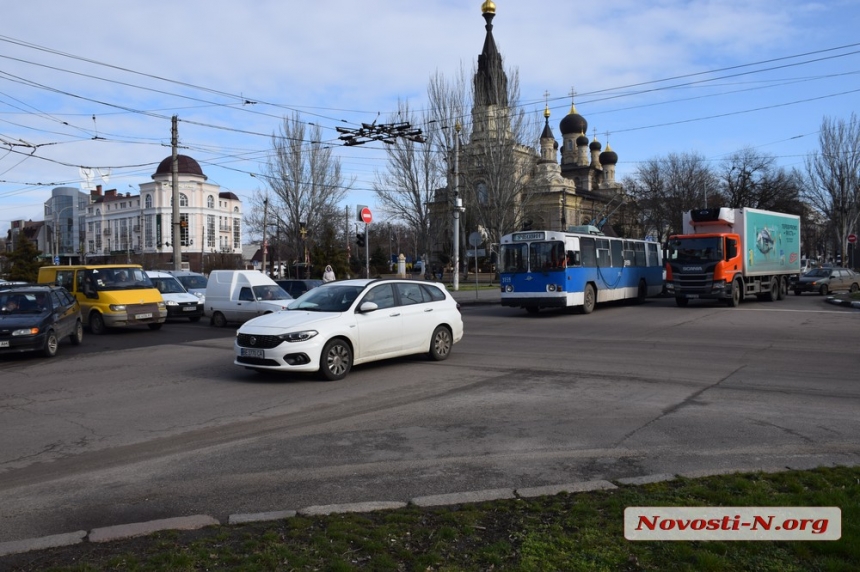 В центре Николаева на аварийном перекрестке не работают светофоры. ВИДЕО