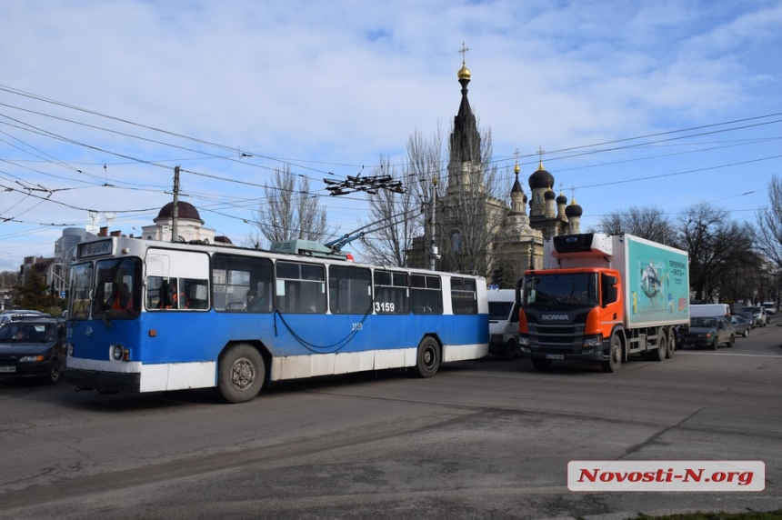 В центре Николаева на аварийном перекрестке не работают светофоры. ВИДЕО