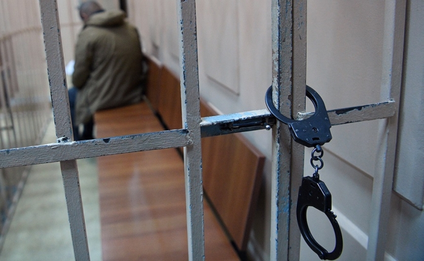 Признанный виновным в вымогательстве главный тюремщик России застрелился прямо в зале суда
