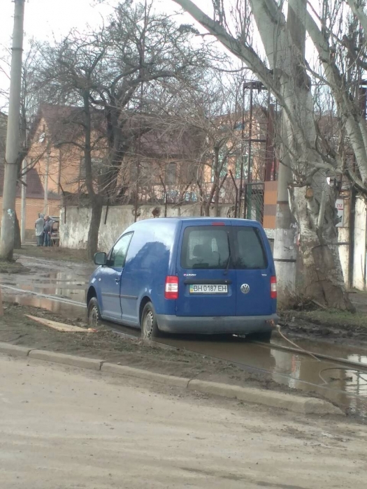 В центре Николаева увяз в болоте и застрял на рельсах Volkswagen