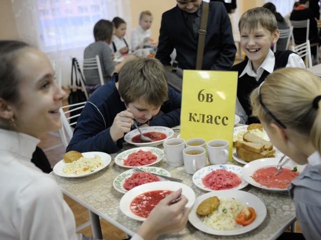 В Николаеве детей в школах и детсадах пока будет кормить КОП — без тендера