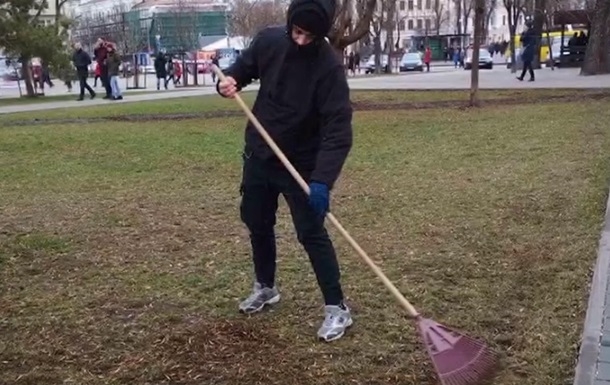 В Киеве юного вандала в качестве наказания заставили убирать улицы. ВИДЕО