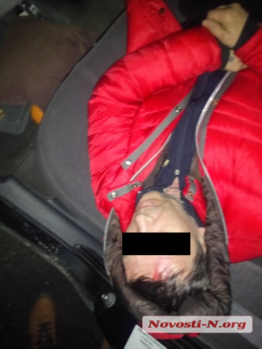 В Николаеве пьяный водитель на Chrysler протаранил учебный Opel и уснул в своем авто