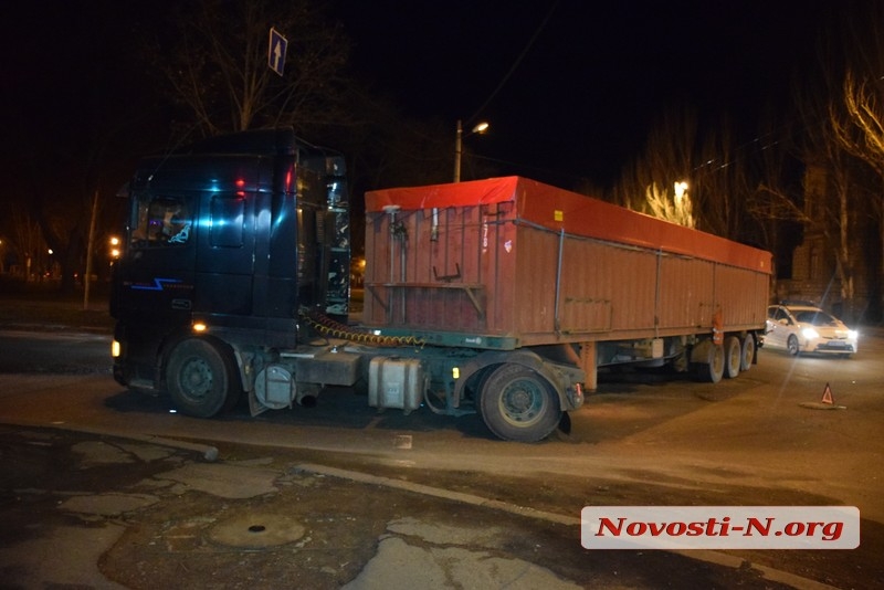 В центре Николаева застрявший зерновоз перекрыл дорогу на Одессу