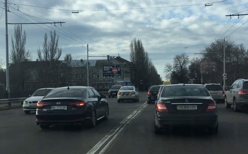 В Николаеве полицейские «с мигалками» сопроводили автомобиль в объезд пробки. ВИДЕО