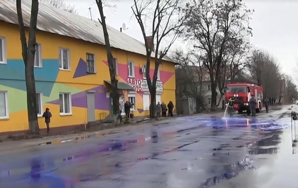 Фиолетовые лужи напугали жителей Сумской области - люди вызвали полицию и спасателей. ВИДЕО