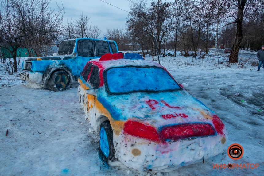 Жители Днепра для полицейских слепили из снега патрульную машину